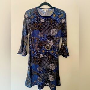 Dark navy blue with navy trim. Wash and wear in great condition.